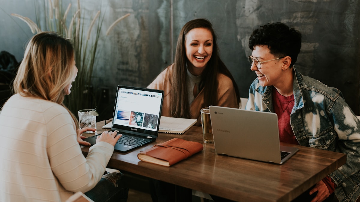 Team arbeitet gemeinsam an einem Laptop &ndash; Affiliate-Programm aufbauen