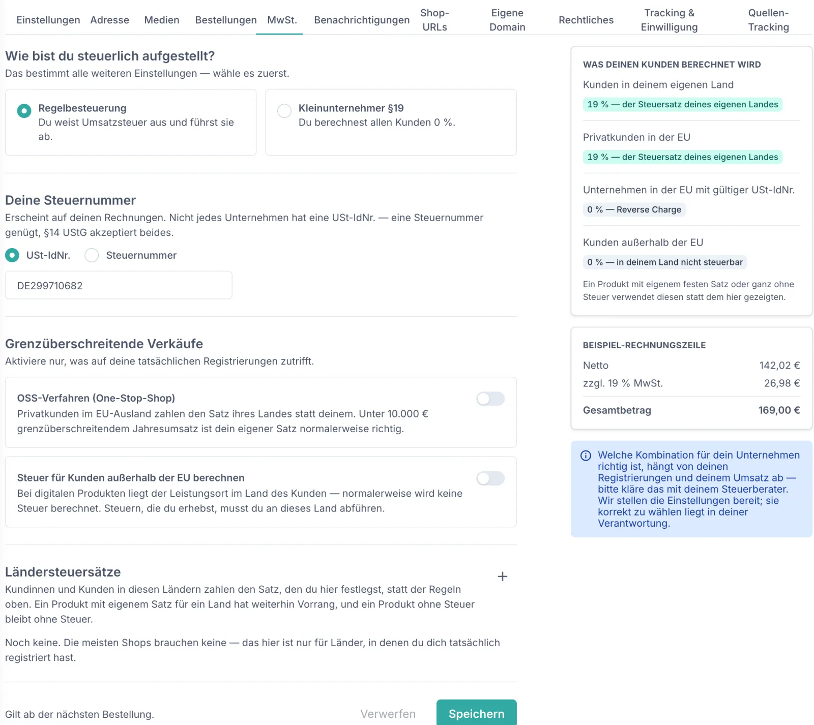 Der Tab „MwSt." in den Shop-Einstellungen, zweispaltig. Links die Abschnitte „Wie bist du steuerlich aufgestellt?" mit den Auswahlkarten „Regelbesteuerung — Du weist Umsatzsteuer aus und führst sie ab." und „Kleinunternehmer §19 — Du berechnest allen Kunden 0 %.", darunter „Deine Steuernummer" mit der Auswahl USt-IdNr. oder Steuernummer und dem Feld DE299710682, darunter „Grenzüberschreitende Verkäufe" mit den Schaltern „OSS-Verfahren (One-Stop-Shop)" und „Steuer für Kunden außerhalb der EU berechnen", beide aus, und „Ländersteuersätze" mit dem Hinweis, dass noch keine angelegt sind. Rechts die Live-Vorschau „Was deinen Kunden berechnet wird" mit vier Zeilen: Kunden in deinem eigenen Land 19 %, Privatkunden in der EU 19 %, Unternehmen in der EU mit gültiger USt-IdNr. 0 % Reverse Charge, Kunden außerhalb der EU 0 %, sowie eine Beispiel-Rechnungszeile mit Netto 142,02 €, zzgl. 19 % MwSt. 26,98 € und Gesamtbetrag 169,00 €.