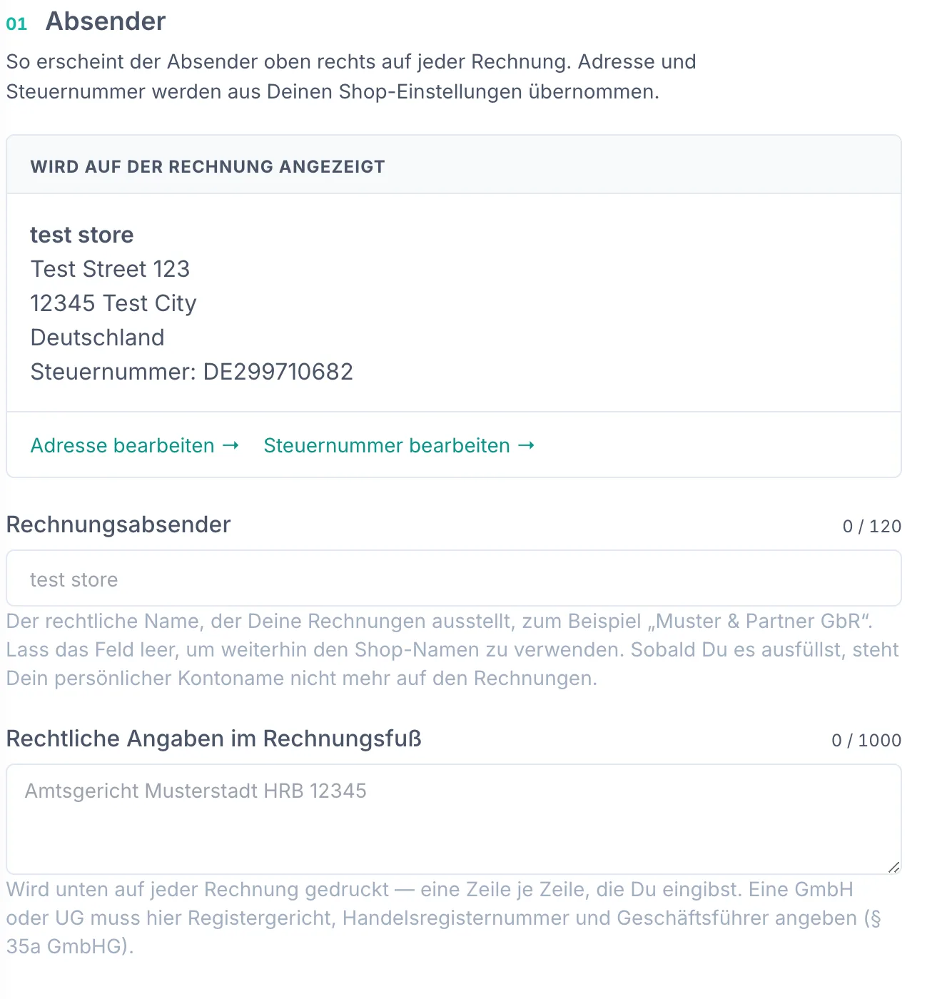 Der Abschnitt „01 Absender" der Rechnungsseite. Eine Karte mit der Überschrift „Wird auf der Rechnung angezeigt" zeigt test store, Test Street 123, 12345 Test City, Deutschland und Steuernummer: DE299710682, darunter die Links „Adresse bearbeiten" und „Steuernummer bearbeiten". Darunter das Feld „Rechnungsabsender" mit dem Hinweis, dass hier der rechtliche Name steht, der die Rechnungen ausstellt, zum Beispiel „Muster & Partner GbR", und dass bei leerem Feld weiterhin der Shop-Name verwendet wird. Darunter das mehrzeilige Feld „Rechtliche Angaben im Rechnungsfuß" mit dem Beispiel „Amtsgericht Musterstadt HRB 12345" und dem Hinweis, dass eine GmbH oder UG hier Registergericht, Handelsregisternummer und Geschäftsführer angeben muss (§ 35a GmbHG).