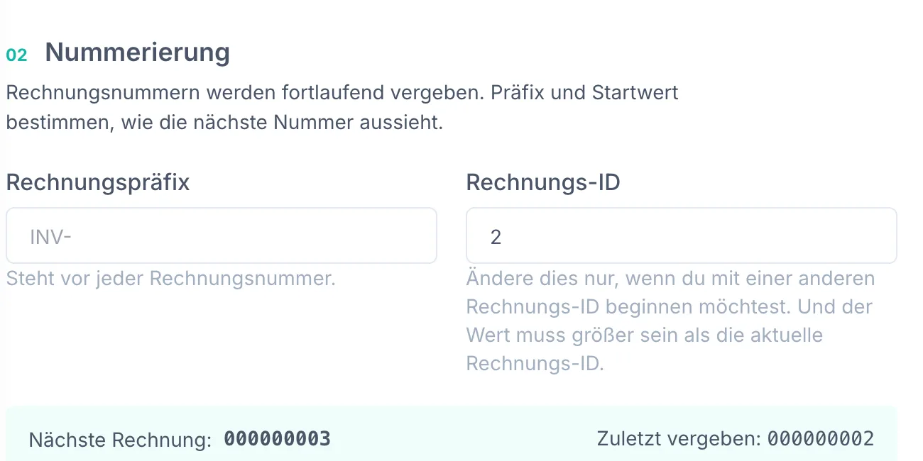 Der Abschnitt „02 Nummerierung" mit der Erklärung, dass Rechnungsnummern fortlaufend vergeben werden und Präfix und Startwert bestimmen, wie die nächste Nummer aussieht. Links das Feld „Rechnungspräfix" mit dem Platzhalter INV- und dem Hinweis „Steht vor jeder Rechnungsnummer.", rechts das Feld „Rechnungs-ID" mit dem Wert 2 und dem Hinweis, dass der Wert größer sein muss als die aktuelle Rechnungs-ID. Darunter ein grün hinterlegter Streifen: „Nächste Rechnung: 000000003" und „Zuletzt vergeben: 000000002".
