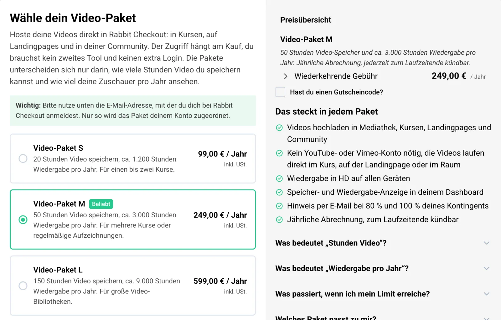 Die Checkout-Seite für die Video-Pakete: links die Überschrift „Wähle dein Video-Paket“, ein Hinweis, die Anmelde-E-Mail-Adresse zu verwenden, und drei Auswahlkarten: Video-Paket S für 99,00 € pro Jahr, Video-Paket M mit dem Etikett „Beliebt“ für 249,00 € pro Jahr, ausgewählt, und Video-Paket L für 599,00 € pro Jahr. Rechts die Preisübersicht mit Video-Paket M und eine Liste „Das steckt in jedem Paket“ sowie Fragen und Antworten.