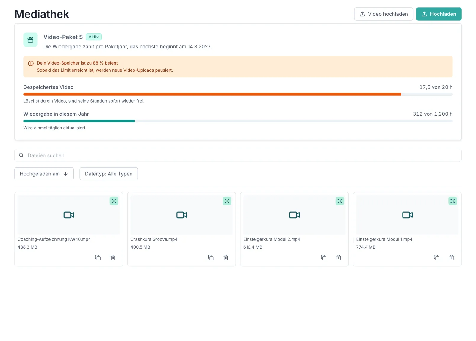 Die Karte „Video-Paket S“ in der Mediathek mit einem orangefarbenen Hinweis „Dein Video-Speicher ist zu 88 % belegt — Sobald das Limit erreicht ist, werden neue Video-Uploads pausiert.“ Der Balken „Gespeichertes Video“ steht bei 17,5 von 20 h und ist orange.